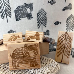 Bär im Tannenwald mit Lachs und Stein Stempelset oder einzeln - handgeschnitzter Holzstempel von Frieda & Wolfi - für Karten, Stoff, Keramik