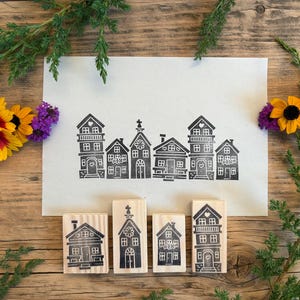 Handskurna stämplar som set eller individuellt - trästämpel bergsby med hus, kapell, hydda och stuga på alpina betesmarker av Frieda & Wolfi