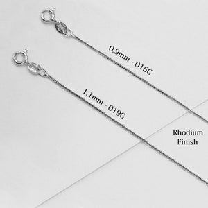 Puede incluir: Dos cadenas de plata con cierres, una de 0,9 mm y pesa 0,15 g, la otra de 1,1 mm y pesa 0,19 g. Ambas cadenas tienen un acabado de rodio.