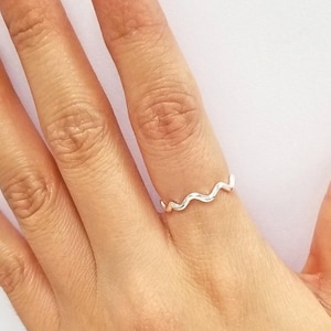 Delikatny falisty pierścień ze srebra próby 925