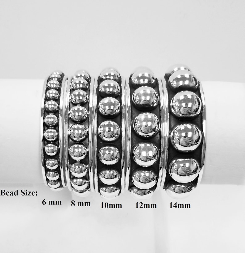Puede incluir: Cinco pulseras de plata con cuentas de diferentes tama&ntilde;os. Los tama&ntilde;os de las cuentas son 6 mm, 8 mm, 10 mm, 12 mm y 14 mm.