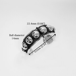 Puede incluir: Pulsera de plata con una fila de bolas redondas. La pulsera mide 62 mm de di&aacute;metro y las bolas miden 14 mm de di&aacute;metro.
