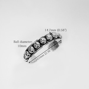 Puede incluir: Pulsera de plata con una fila de cuentas redondas. La pulsera mide 6 cm de di&aacute;metro y las cuentas 1,5 cm de di&aacute;metro.