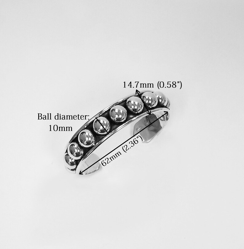 Puede incluir: Pulsera de plata con una fila de cuentas redondas. La pulsera mide 6 cm de di&aacute;metro y las cuentas 1,5 cm de di&aacute;metro.