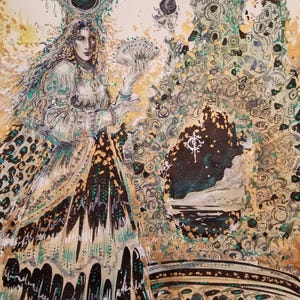 Puede incluir: Ilustración artística de una mujer con un vestido detallado, sosteniendo un abanico. La obra de arte presenta un diseño complejo con acentos dorados, negros y verde azulado. La mujer está adornada con un tocado y el fondo está lleno de patrones intrincados.