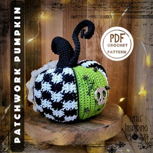 Peut inclure: Une citrouille en patchwork crochetée avec un motif à carreaux noir et blanc, un corps vert et une tige noire. La citrouille a un bouton en forme de crâne et est posée sur une surface en bois. Le texte "PDF CROCHET PATTERN" est visible dans un cercle.