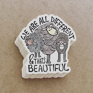 Siamo tutti diversi e questo è un bellissimo adesivo decorativo, adesivo per pecore, fattoria, adesivo per laptop, adesivo per paraurti, adesivo decalcomania Hippie