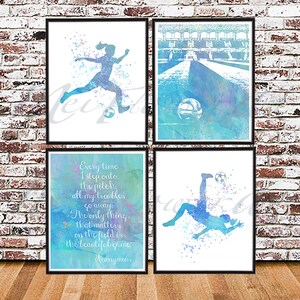 Puede incluir: Un conjunto de cuatro impresiones de acuarela que representan a una jugadora de f&uacute;tbol en varias poses. Las impresiones son en tonos azules y verdes con acentos blancos. Una impresi&oacute;n presenta una cita sobre el hermoso juego.