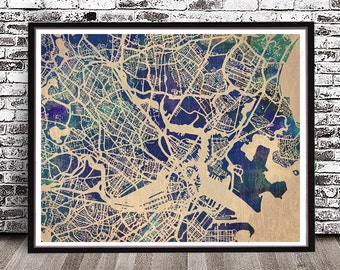 Op de afbeelding: Een ingelijste aquarelkaartprint met een stadsplattegrond in tinten blauw, teal en beige. De gedetailleerde kaart toont straten en waterwegen op een getextureerde achtergrond. De zwarte lijst geeft het kunstwerk een klassieke uitstraling.
