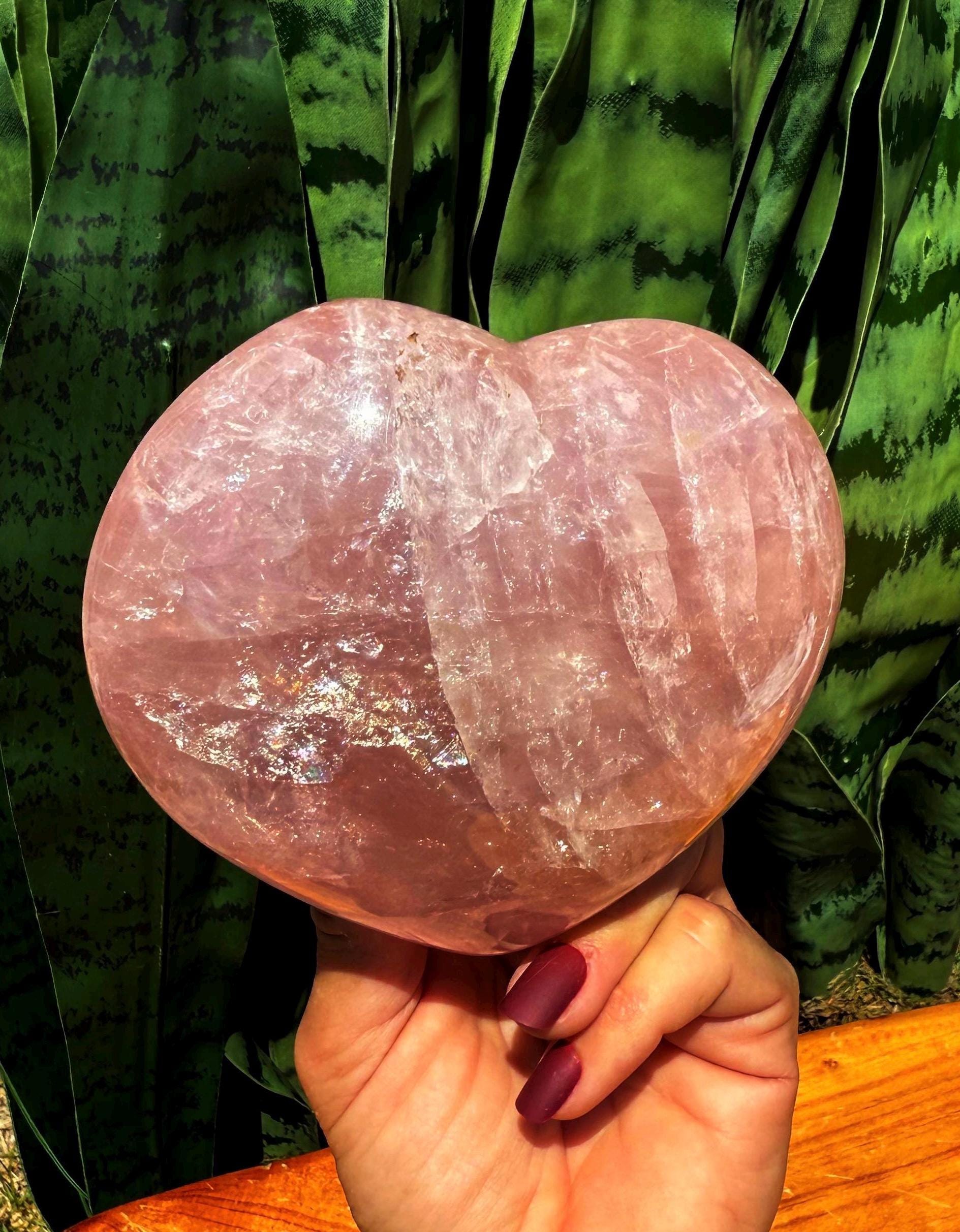 虹のついたローズクォーツのハート - あらゆる種類の愛を引き寄せる