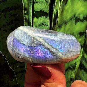Purple Labradorite crystal - for enhacing your intuition - Third Eye Chakra crystal - healing crystal
