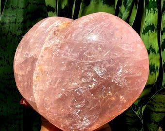 虹のついたローズクォーツのハート - あらゆる種類の愛を引き寄せる