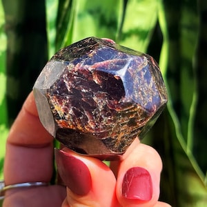 Cristal de grenat almandin - pour la manifestation et la vitalité - grenat à multiples facettes - grenat rouge