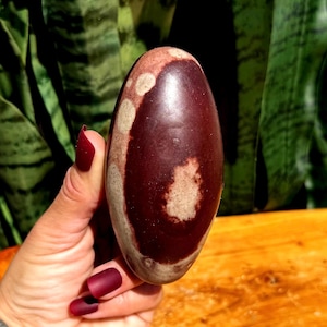 Shiva Lingam Egg - for increased vitality & pranic energy - balancing masculine and feminine - Shiva Lingam crystal