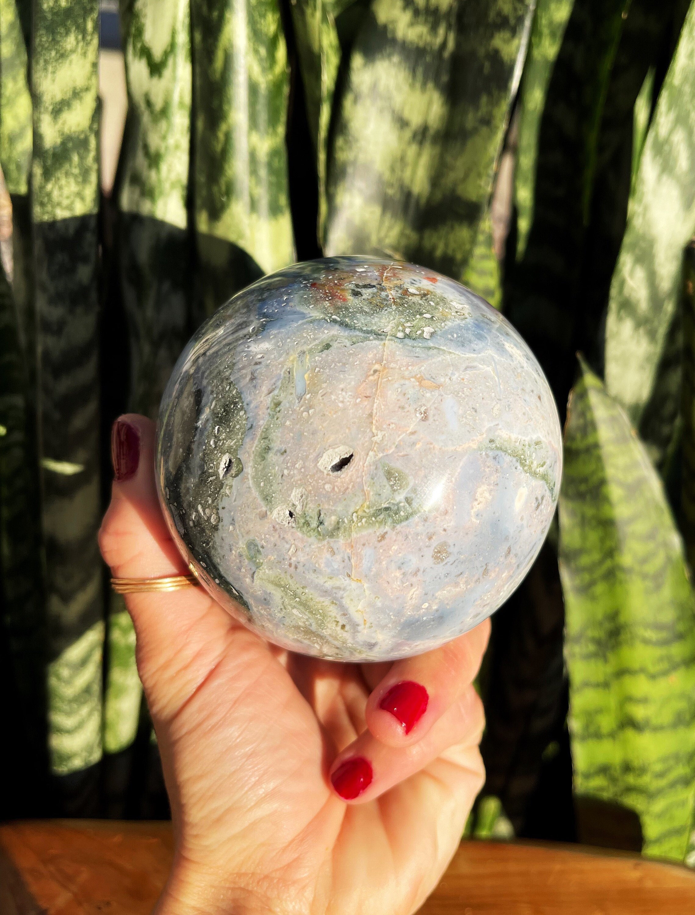 オーシャンジャスパー スフィア スタンド付き - 精神を高め、喜びを