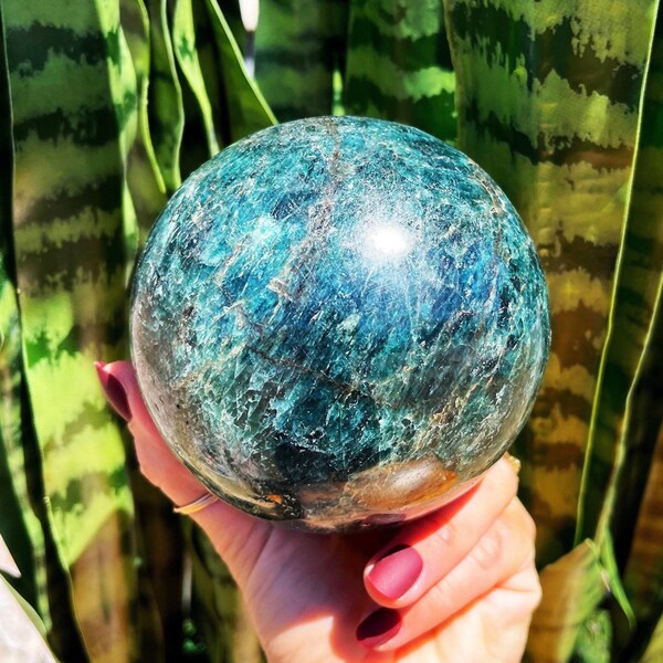 Blauwe Apatiet bol met standaard - Derde Oog chakra kristal voor verdieping van intuïtie