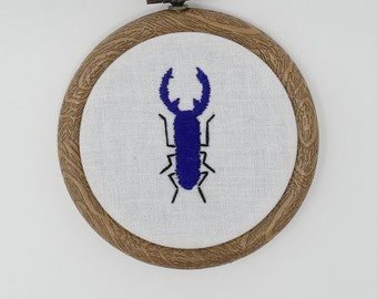 Blå skalbagge Liten broderad ringkonst