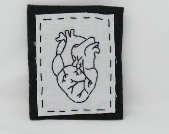 Parche de corazón anatómico en blanco y negro bordado