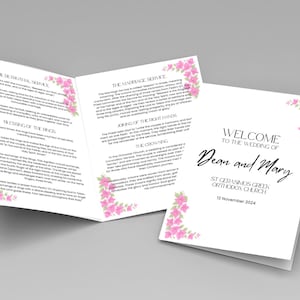 Könnte beinhalten: Weißes Hochzeitsprogramm mit rosa floralen Akzenten. Das Programm ist geöffnet und zeigt Text über die Zeremonie, und eine separate Karte zeigt "Willkommen zur Hochzeit von Dean und Mary".