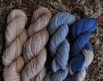 Fil de laine teint aux plantes dans les couleurs bleues et grises, poids de doigté, 200 g