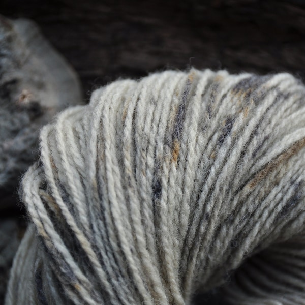 Handbemaltes graues, braunes und cremiges Wollgarn in Kammzug/Natürlich gefärbt mit Gallnuss und Myrobalan