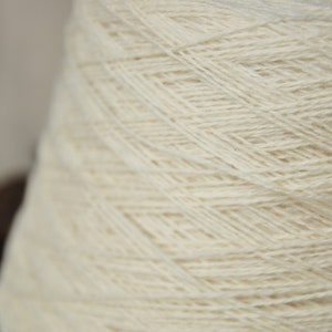 Hilo de lana blanca natural en conos de 1 kilo, peso de calcetín para teñir, tejer, punzonar u otras manualidades, 1 kg - 2,2 libras