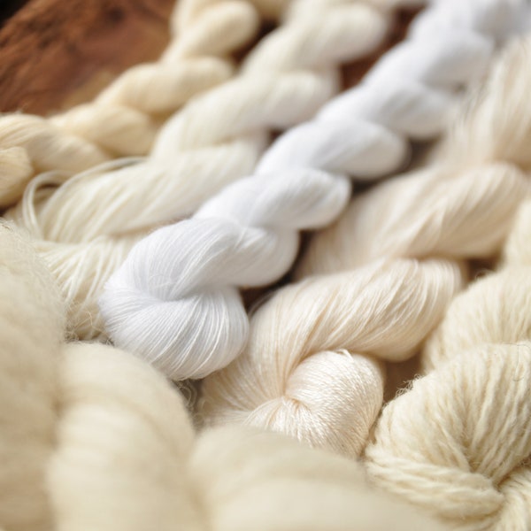 Boîte surprise de fil de laine non teint - Pack mystère en fibre naturelle - Laine de mouton, lin, soie, mérinos, coton en blanc crème gris et marron