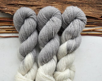 Fil teint à la main pour tissage / plante teint en blanc et gris Fil de laine mauve panachée