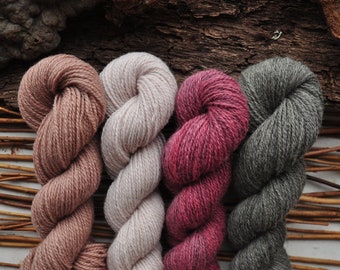 Plantez le fil de laine teint « Eau de rose » dans des couleurs vives et pastel: rose cendré, blush, fuchsia, gris chaud