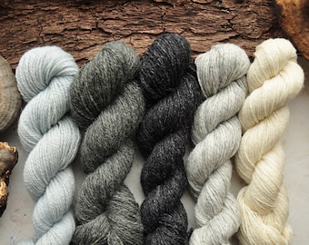 Ensemble de fils de laine teints botaniquement dans des couleurs terreuses neutres - Vert mousse, Bleu pâle, Gris, Noir, Blanc / 250 g