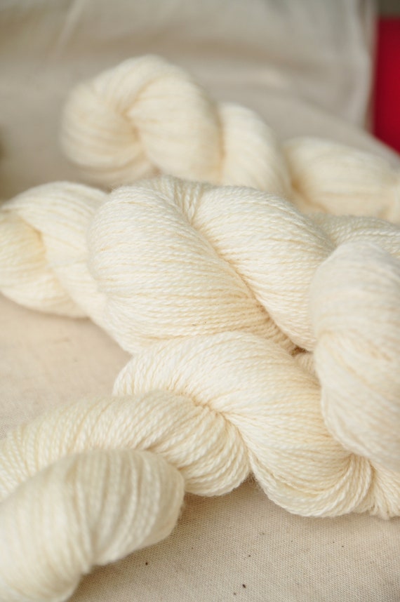 Fil de laine blanche naturelle dans un poids de chaussette pour la  teinture, le tissage, l'aiguilletage ou d'autres travaux manuels -   France