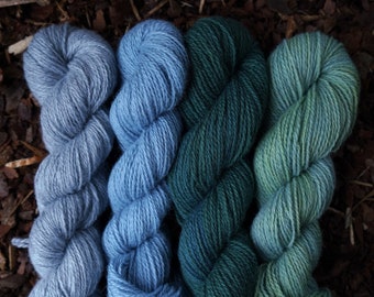 Ensemble de fils de laine teints par plantes « Shimmering Sea » dans les couleurs bleu et vert / paquet de 200 grammes