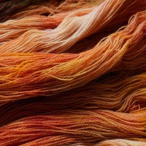 Scatola misteriosa di filati tinti con piante, piena di gomitoli di lana maculati multicolore