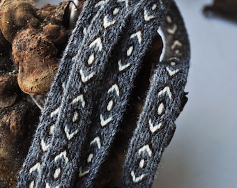 Tablet Woven Belt for Medieval Clothing Made from Undyed Wool / Arrows and Dots Pattern / Length: 218 cm / 85.8 "