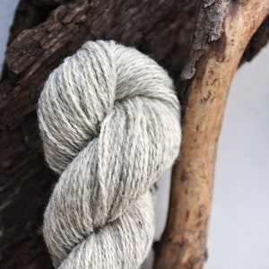 Filato di lana grigio chiaro per fingering weight per tessitura a tavoletta, maglia, uncinetto, punchneedle