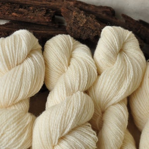Filato di lana bianca naturale per calze, per tintura, tessitura, lavorazione a punchneedle o altri lavori artigianali.