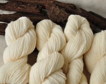 Fil de laine blanche naturelle dans un poids de chaussette pour la teinture, le tissage, l'aiguilletage ou d'autres travaux manuels