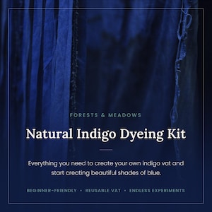 Pode incluir: Um kit de tingimento com índigo natural com tecido azul escuro ao fundo. O texto diz: FORESTS & MEADOWS, Natural Indigo Dyeing Kit, Everything you need to create your own indigo vat and start creating beautiful shades of blue, BEGINNER-FRIENDLY, REUSABLE VAT, ENDLESS EXPERIMENTS.