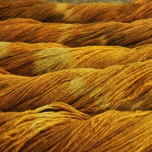 Confezione a sorpresa di gomitoli di lana tinta con piante gialle, regalo per tessitori, magliai o uncinettatori, filato ecologico tinto in modo naturale