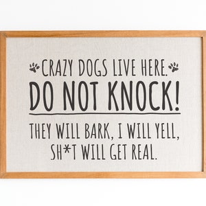 Bord Crazy Dogs Live Here: grappige hondenkunst, woondecoratie (digitale download)