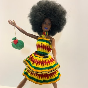 My African American Original Barbie - Blaue Lippen - Authentischer afrikanischer Stoff - Ghana - Afro - (Re- eingekleidet)