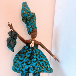 Muñeca Barbie con ropa nueva: conjunto con estampado africano y collar de conchas de cauri.