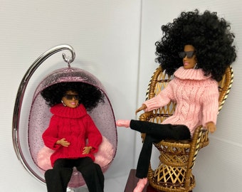 Muñeca de moda articulada con suéter de punto