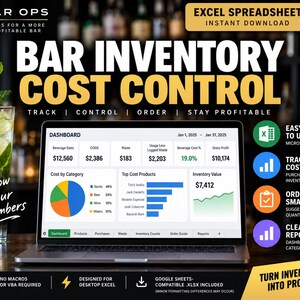 Op de afbeelding: Een laptopscherm toont een dashboard voor voorraadkostenbeheer van een bar met financiële gegevens, waaronder drankomzet, inkoopkosten, verspilling en brutowinst. De interface bevat grafieken en voorraadwaarden voor Microsoft Excel.