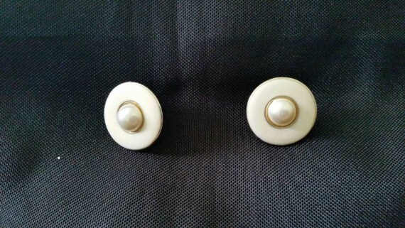 White//Pearl/Gold Earrings - image 1