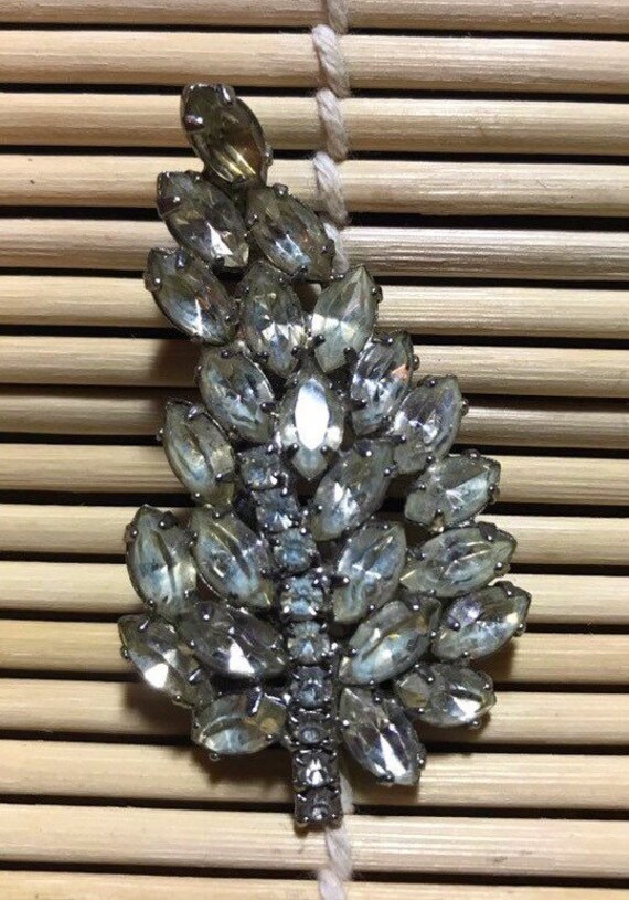Unsigned Leaf Shaped Rhinestone Brooch - image 2