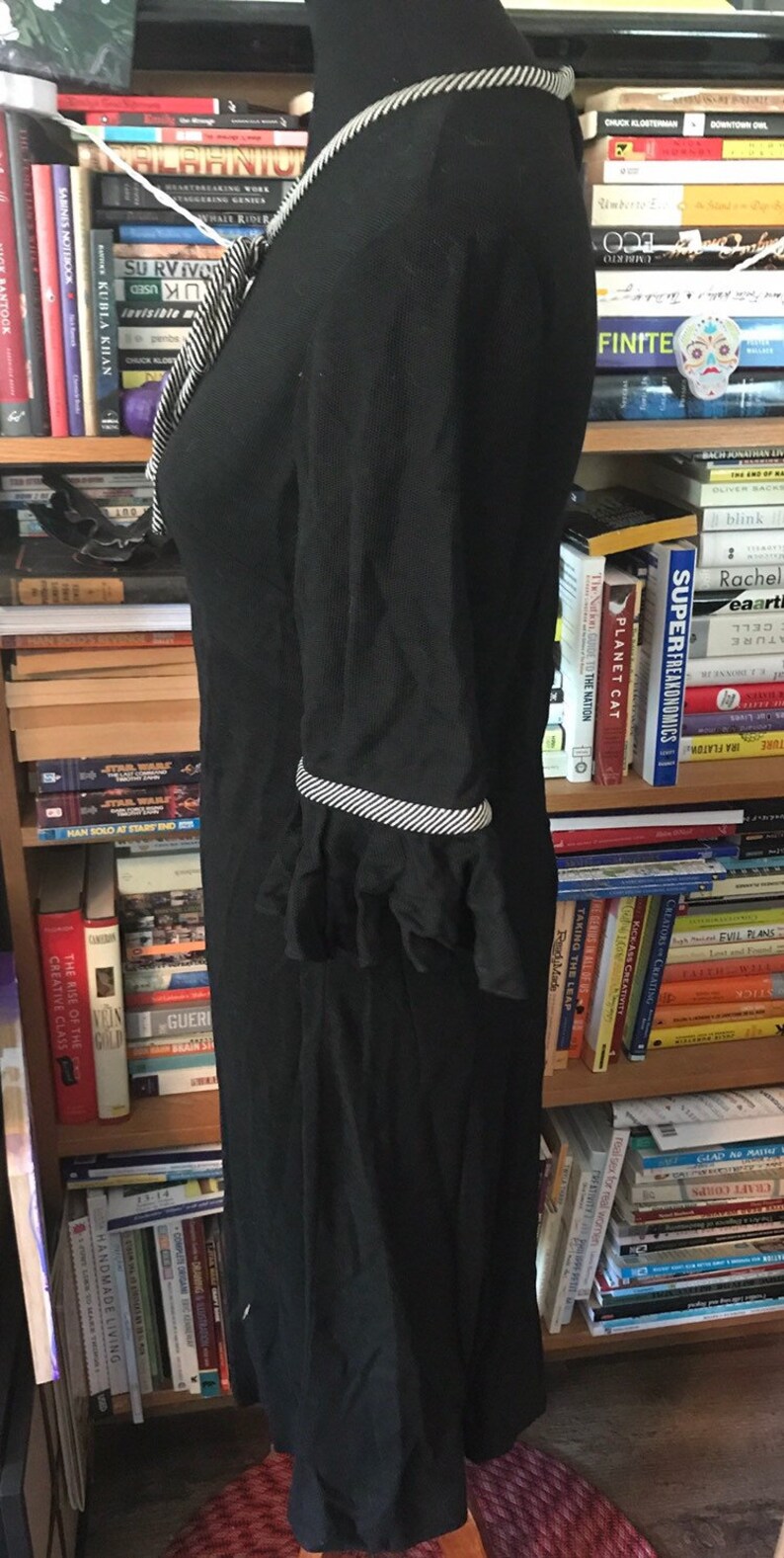 60/'s70/'s Fitted Knit Dress with Ruffled Sleeves and Striped Trim