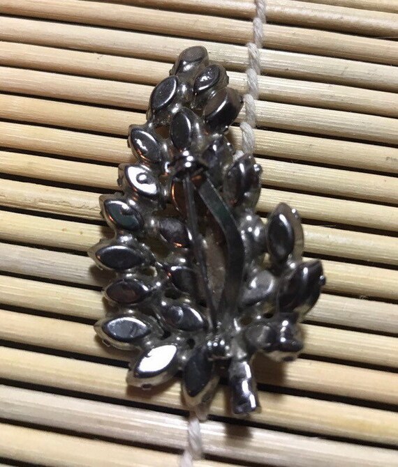 Unsigned Leaf Shaped Rhinestone Brooch - image 4
