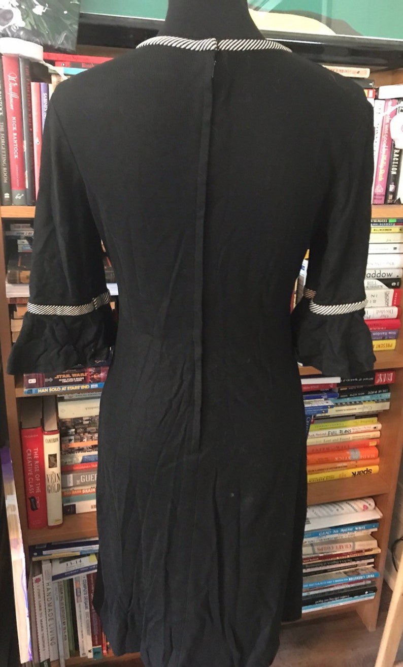60/'s70/'s Fitted Knit Dress with Ruffled Sleeves and Striped Trim