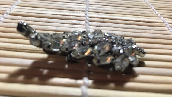 Unsigned Leaf Shaped Rhinestone Brooch - image 3